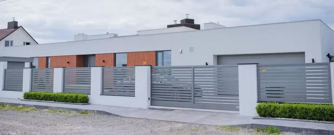 Заборные секции с заводским заполнением