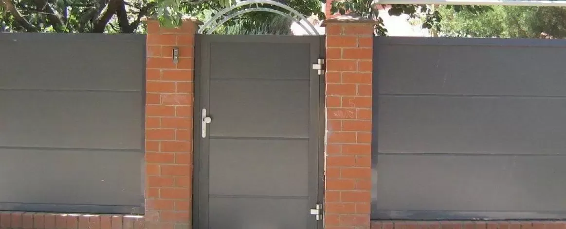 Заборные секции с заводским заполнением